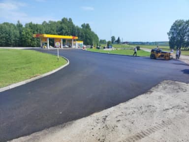 Рабочий процесс асфальтирования дороги