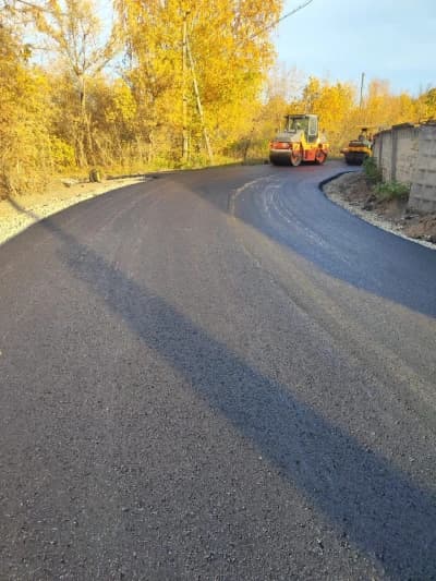 Нанесение нового слоя асфальта на дорожное покрытие