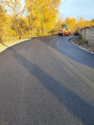 Нанесение нового слоя асфальта на дорожное покрытие