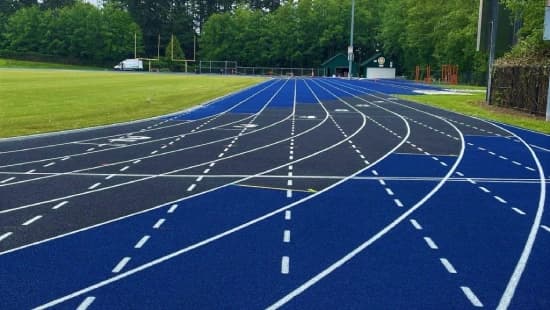 Спортивная тренировка на беговой дорожке в спорткомплексе