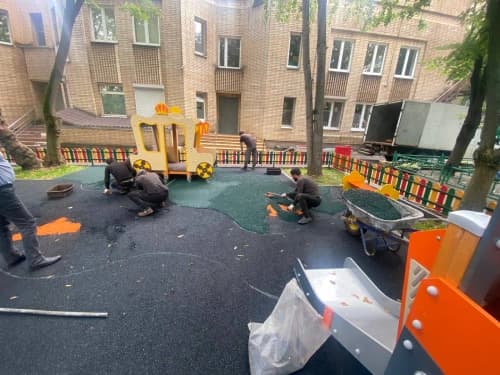 Современное покрытие для детской площадки в жилом комплексе