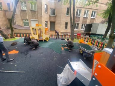 Современное покрытие для детской площадки в жилом комплексе