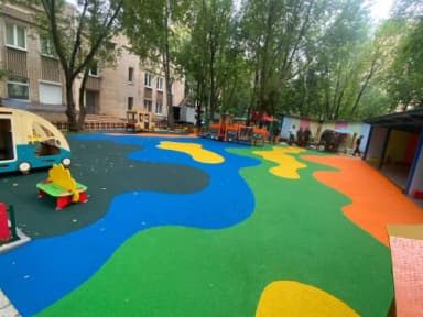 Современная детская площадка с мягким покрытием для безопасности