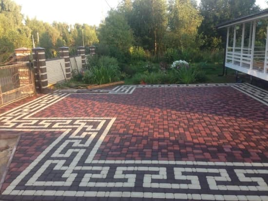 Парковка перед домом с прочным и долговечным покрытием