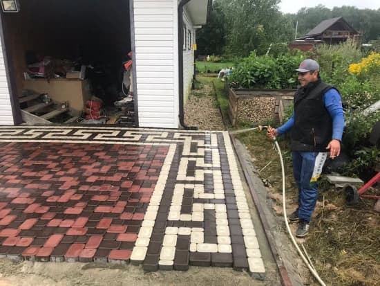 Прочное дорожное покрытие для парковки перед жилым домом