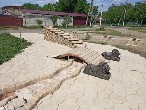 Площадка во дворе, выполненная из долговечной тротуарной плитки