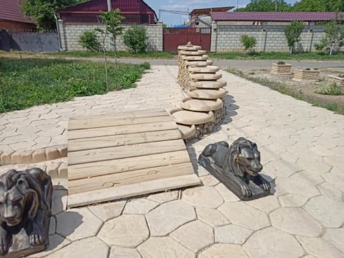 Площадка во дворе с декоративной тротуарной плиткой, обеспечивающая долгий срок службы