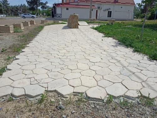 Площадка с красивой и прочной тротуарной плиткой во дворе